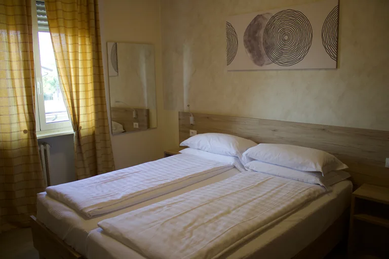 Camera doppia standard dell'Albergo Aquila con letto matrimoniale